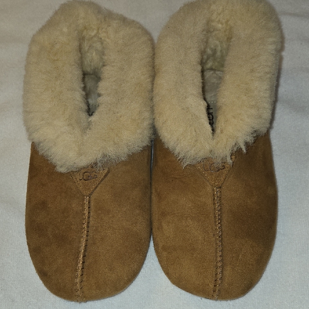 ​✨ UGG Roo Revival Moccasin Slippers - Chestnut - Size 6 - RARE ✨